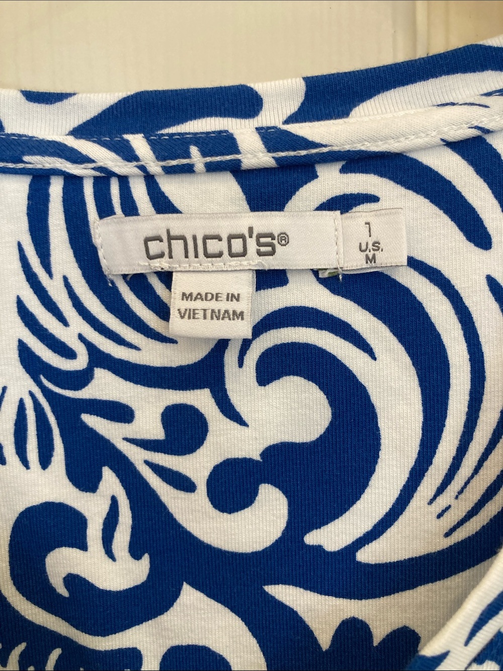 Chico’s Blue & White Swirl Print V-Neck Blouse | Women’s Abstract Print Top | Ca - Picture 2 of 8